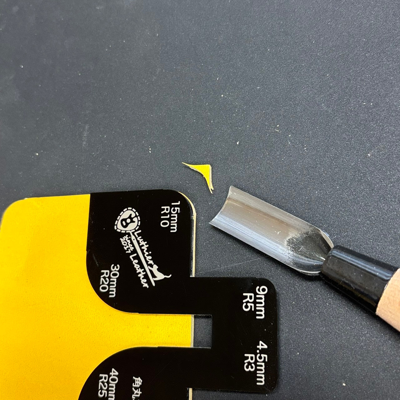 Positioning guide and corner round knife on leather