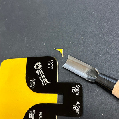 Positioning guide and corner round knife on leather