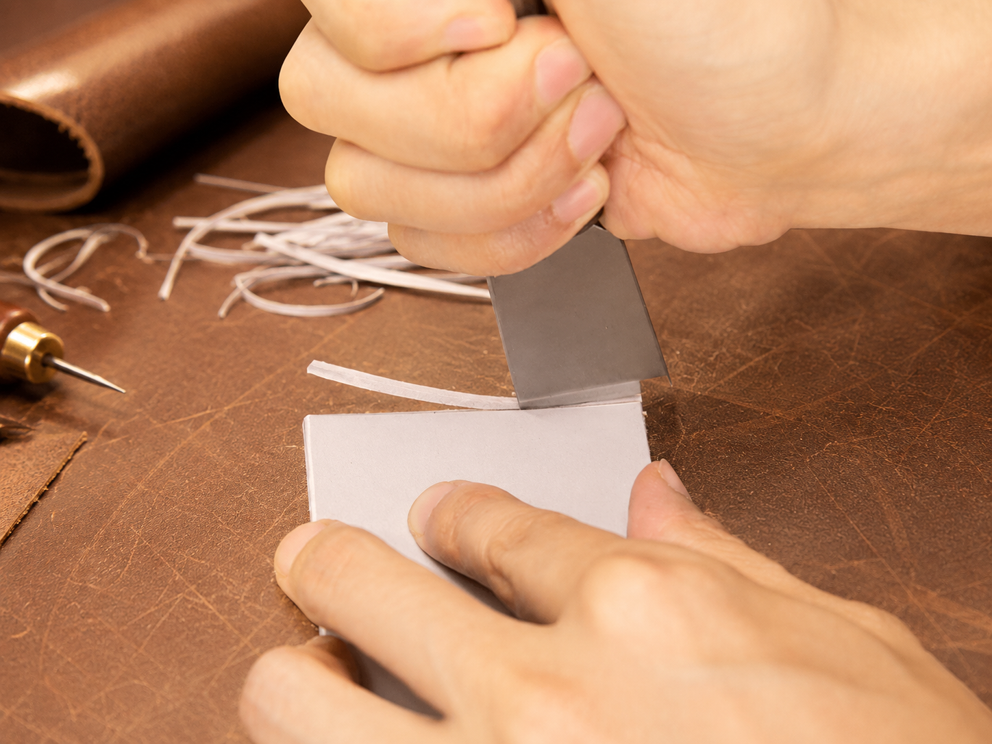 Cutting leather with the BOSSHAN knife