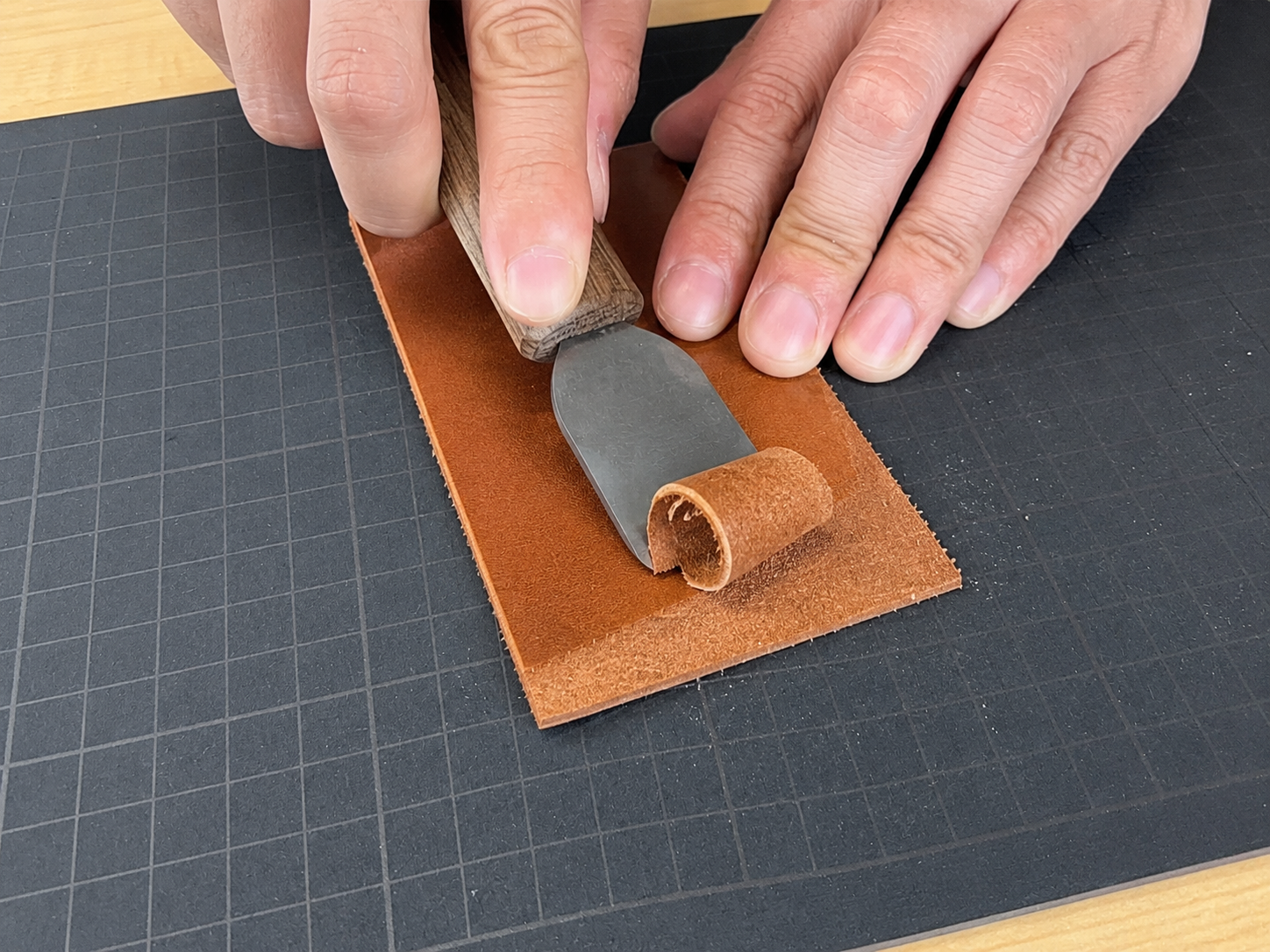 Skiving leather with the BULLNOSE knife