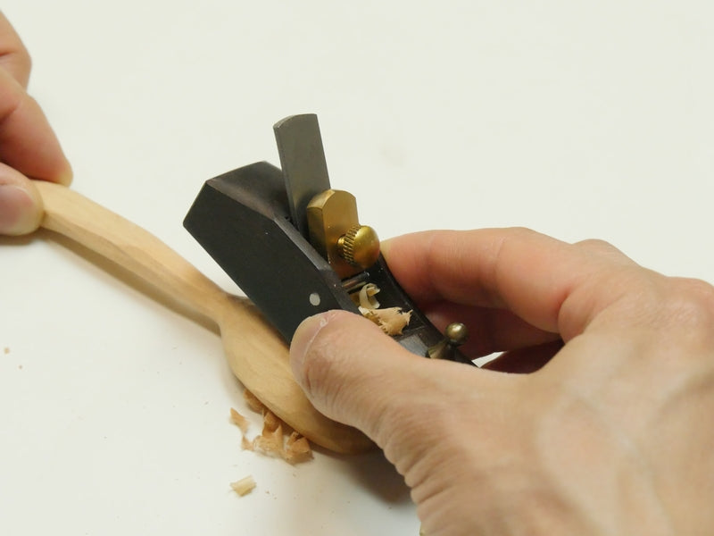 Shaping a spoon handle with the FLAT mini plane