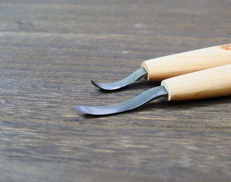 Comparison of the shallow and deep hook knife blade shapes