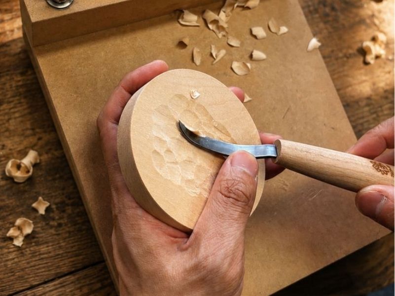 Hollowing a small wooden dish with the scooping knife